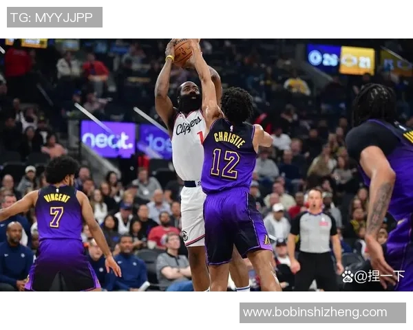 快船与掘金上半场激战回顾球队表现与关键时刻分析 快船与掘金上半场激战回顾球队表现与关键时刻分析