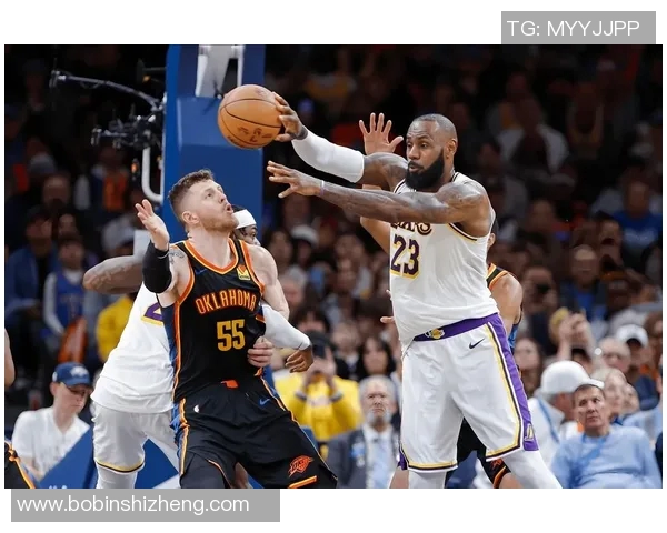 詹姆斯砍下三双西决首战湖人胜火箭